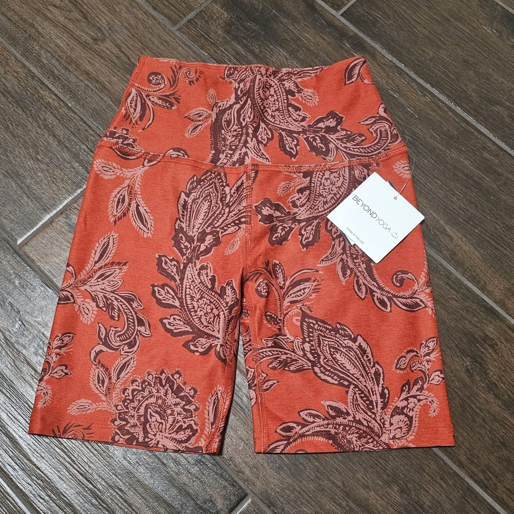 Beyond Yoga Women's Medium Chai Paprika Paisley Biker Shorts - Picture 6 of 6